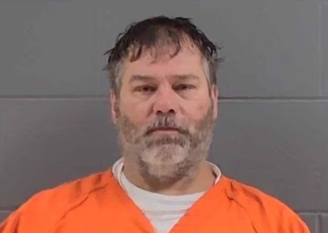 En la foto: Glenn Sullivan Sr. Un hombre de Luisiana que violó y embarazó repetidamente a una niña de 14 años será sometido a castración física mientras cumple una sentencia de 50 años como parte de un acuerdo de culpabilidad. Glenn Sullivan Sr., de 54 años, de Springfield, se declaró culpable el 17 de abril de cuatro cargos de violación en segundo grado. y aceptó someterse a una castración quirúrgica en lugar de química a petición de los fiscales, dijeron las autoridades. El fiscal del distrito 21, Scott Perrilloux, emitió un comunicado diciendo que Sullivan violó a la víctima y luego la amenazó a ella y a su familia para mantenerla en silencio. La oficina del fiscal de distrito dijo que la adolescente quedó embarazada durante uno de los ataques y que la evidencia de ADN obtenida durante la investigación demostró que Sullivan era el padre.