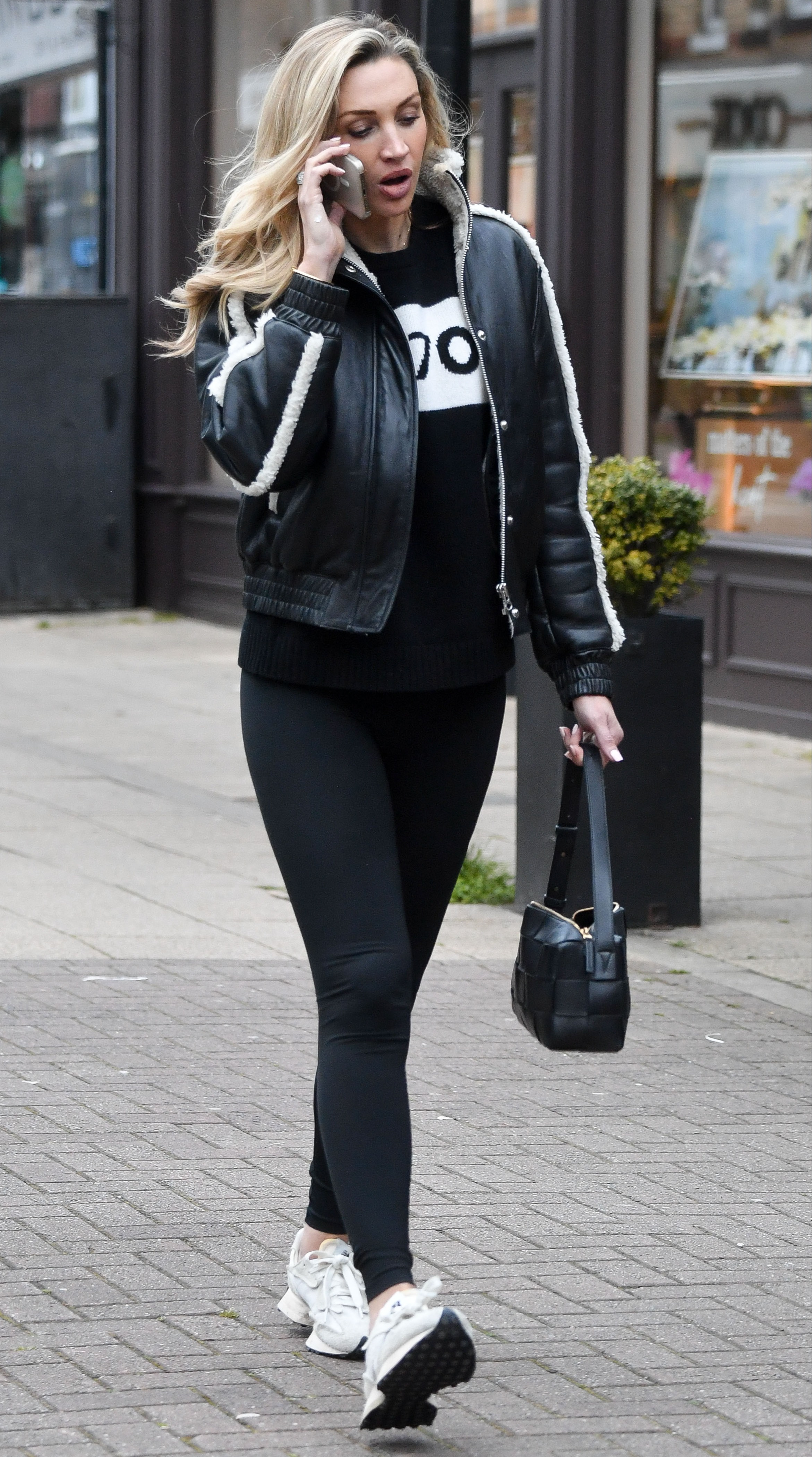 Zara salió con una chaqueta de cuero negra y un top '1970'
