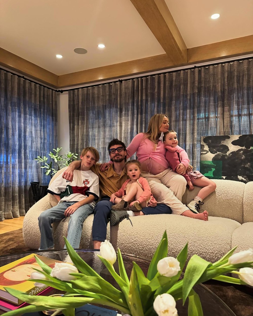 La embarazada Hilary Duff habla sobre la familia de cinco miembros que nunca cambió para siempre con la llegada del bebé