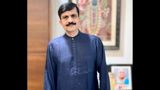 El médico de Gujarat, Rajesh Parikh, aconseja a otros médicos 