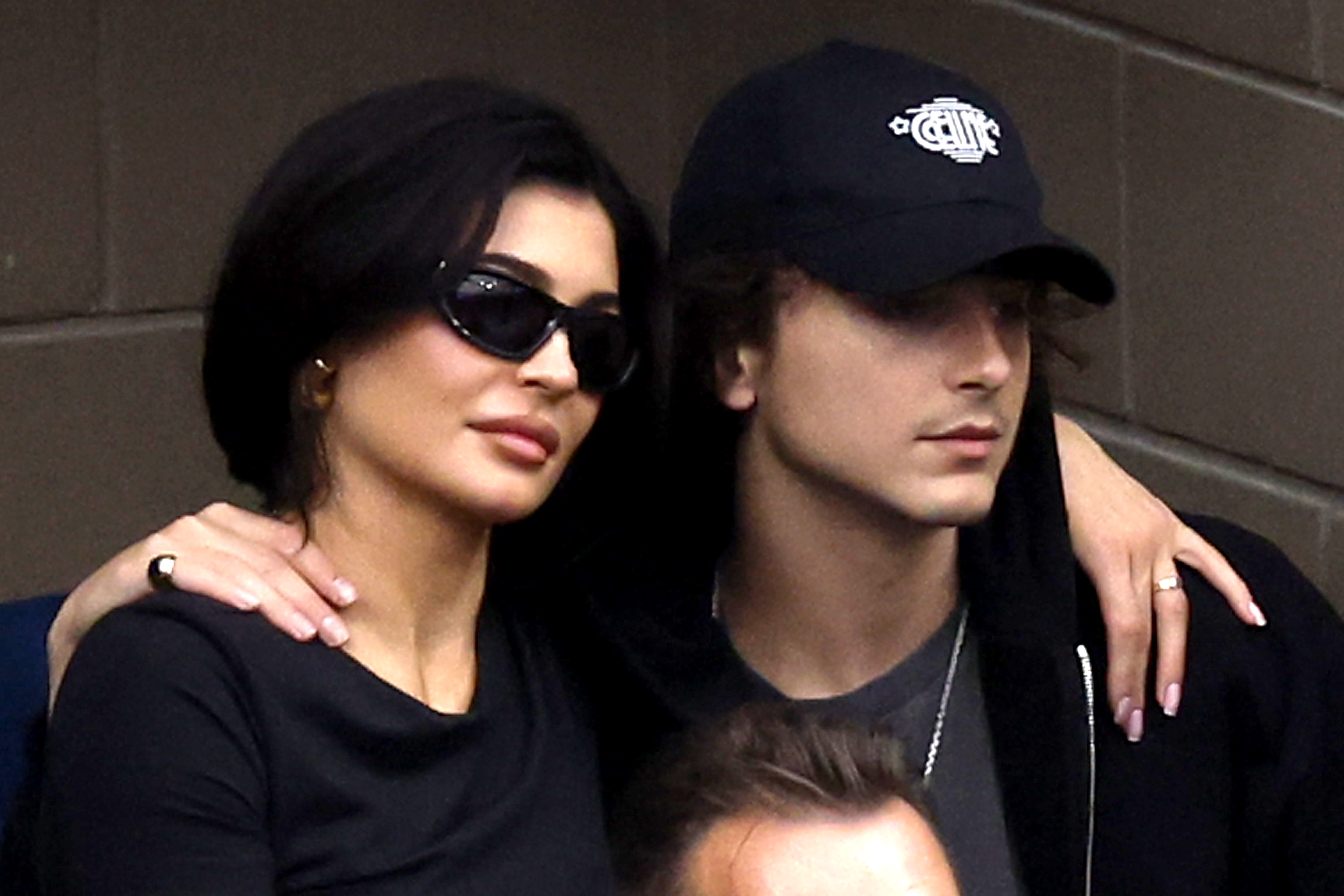 Kelly y Timothy comenzaron a salir a principios del año pasado e hicieron oficial su relación después de que fueron vistos juntos en eventos públicos.