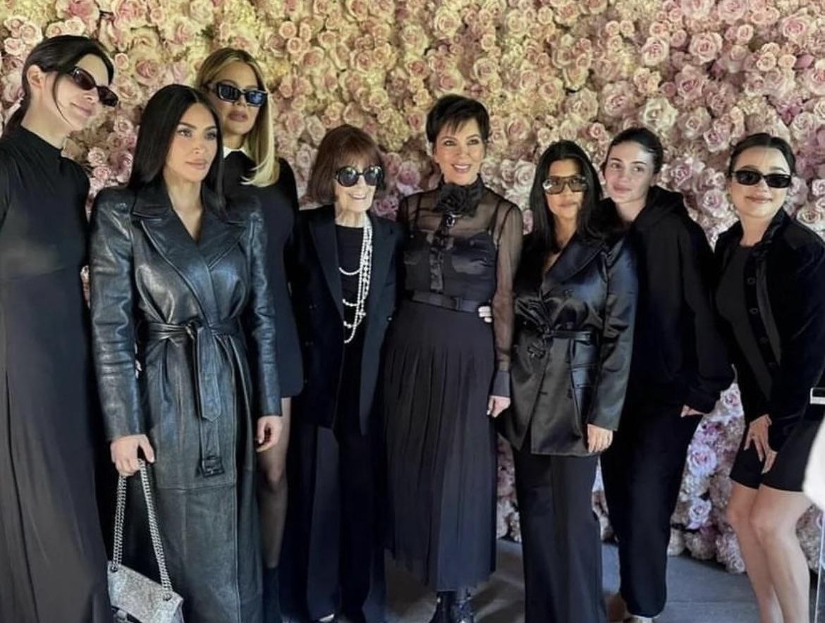 Algunos fanáticos cuestionaron el posible embarazo de Kylie después de notar que vestía chándales holgados en un reciente funeral familiar.