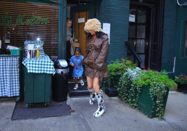 Kylie Jenner y su hija Stormi fueron vistas saliendo de un restaurante después del almuerzo en la ciudad de Nueva York el 10 de septiembre de 2021.