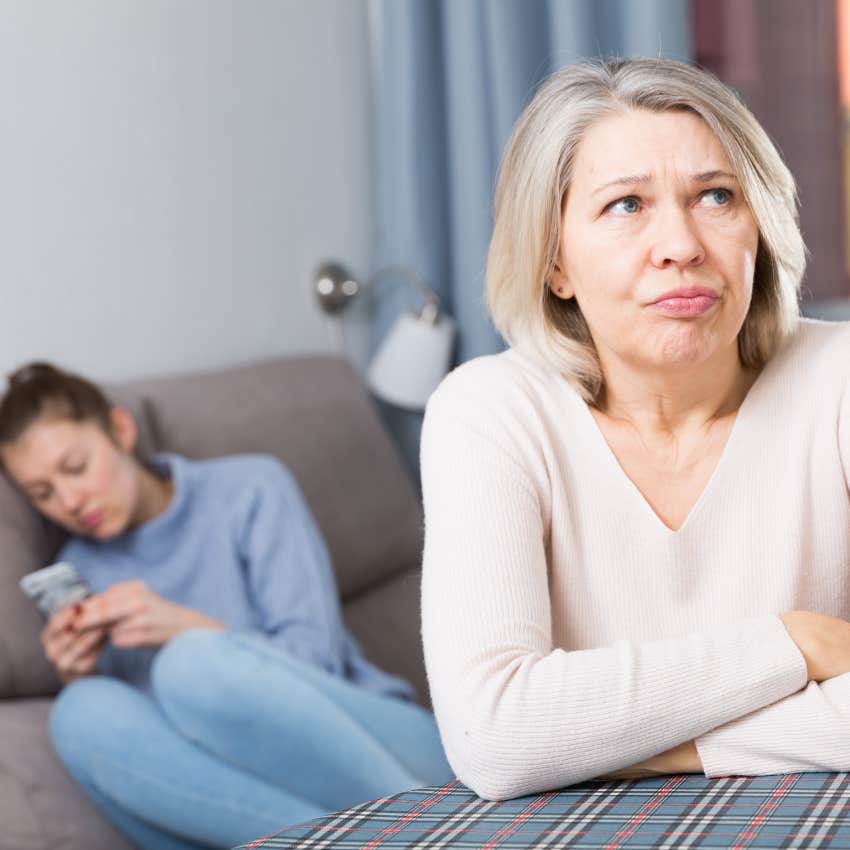 Mamá está enojada con su hija adolescente