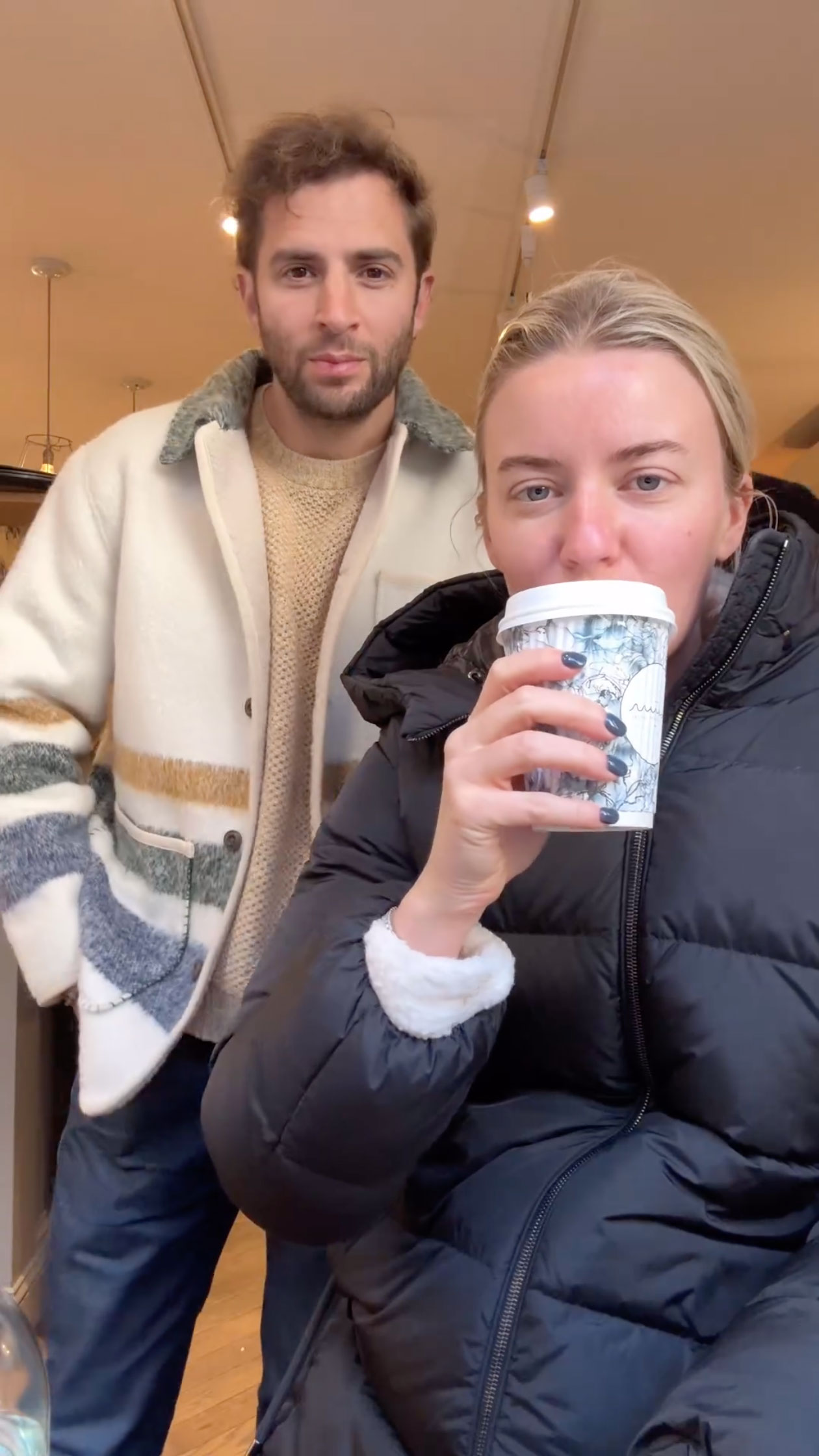 La podcaster y ex presentadora de Barstool Sports Alex Bennett y su novio Harrison Fugman están esperando su primer hijo.