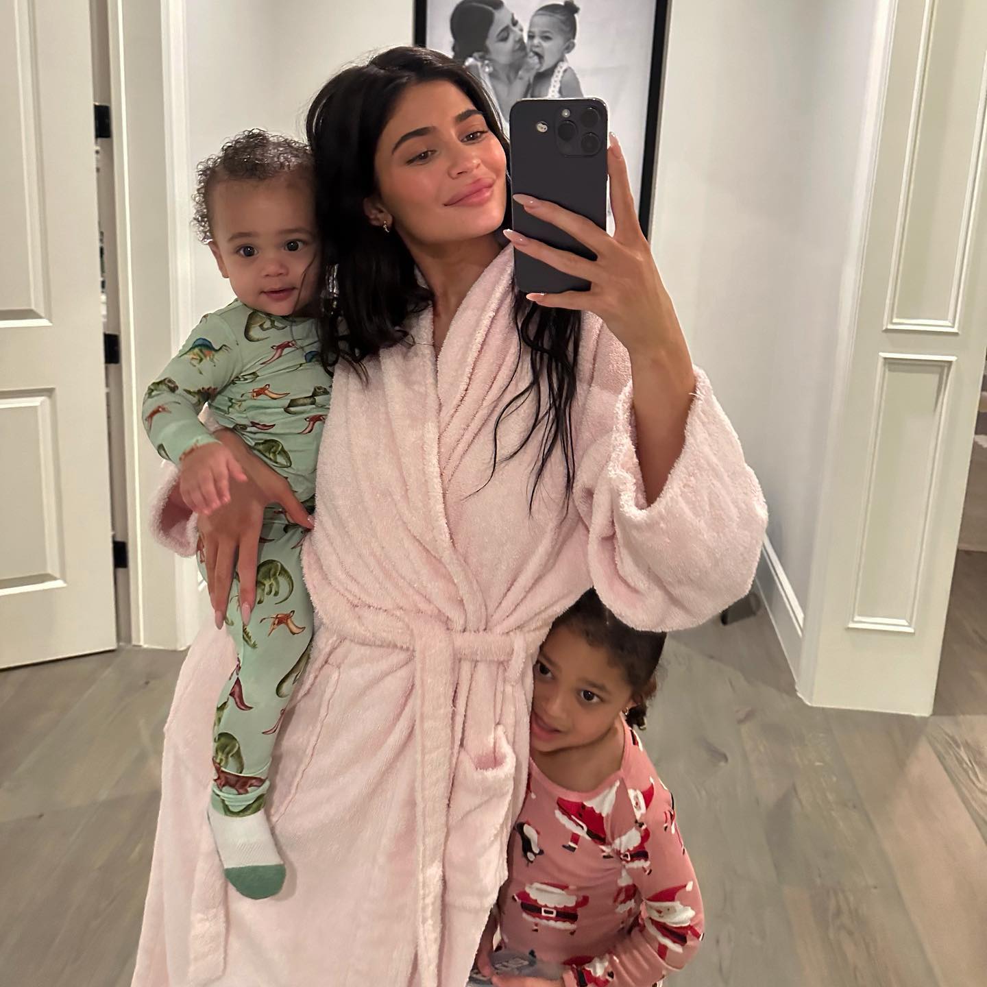 Kylie ya tiene dos hijos, Stormi, de seis, y Al, de dos, con su exnovio Travis Scott