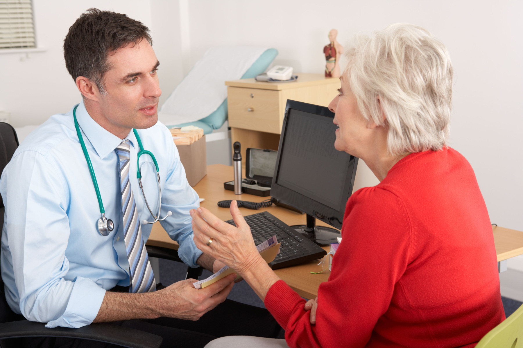 Paciente y médico masculino