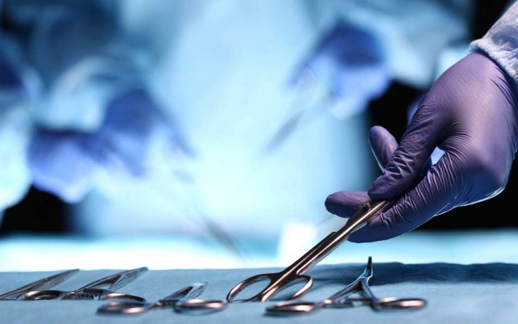 Counties Manukau DHB ha pospuesto cirugías y citas no críticas en un esfuerzo por gestionar la fuerza laboral y la capacidad hospitalaria durante Omicron y actualmente está trabajando para ponerse al día.