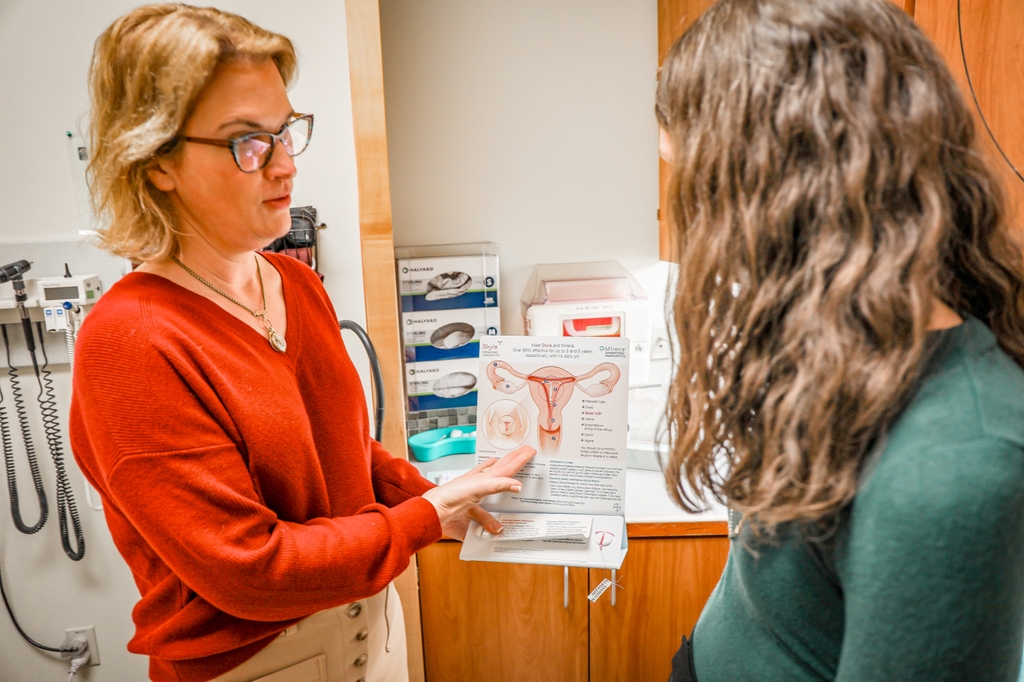 María Rodríguez, MD, MPH, profesora de obstetricia y ginecología en la Facultad de Medicina de la Universidad de Ciencias y Salud de Oregón, y Lisa Bayer, MD, MPH, analizan el dolor y la ginecología. Los médicos del Centro de Salud para Mujeres de la Universidad de Ciencias y Salud de Oregon están abordando las disparidades de género en el manejo del dolor, ofreciendo una amplia gama de opciones de tratamiento durante las cirugías ginecológicas estándar.  (Universidad de Ciencias y Salud de Oregon/Christine Torres Hicks)