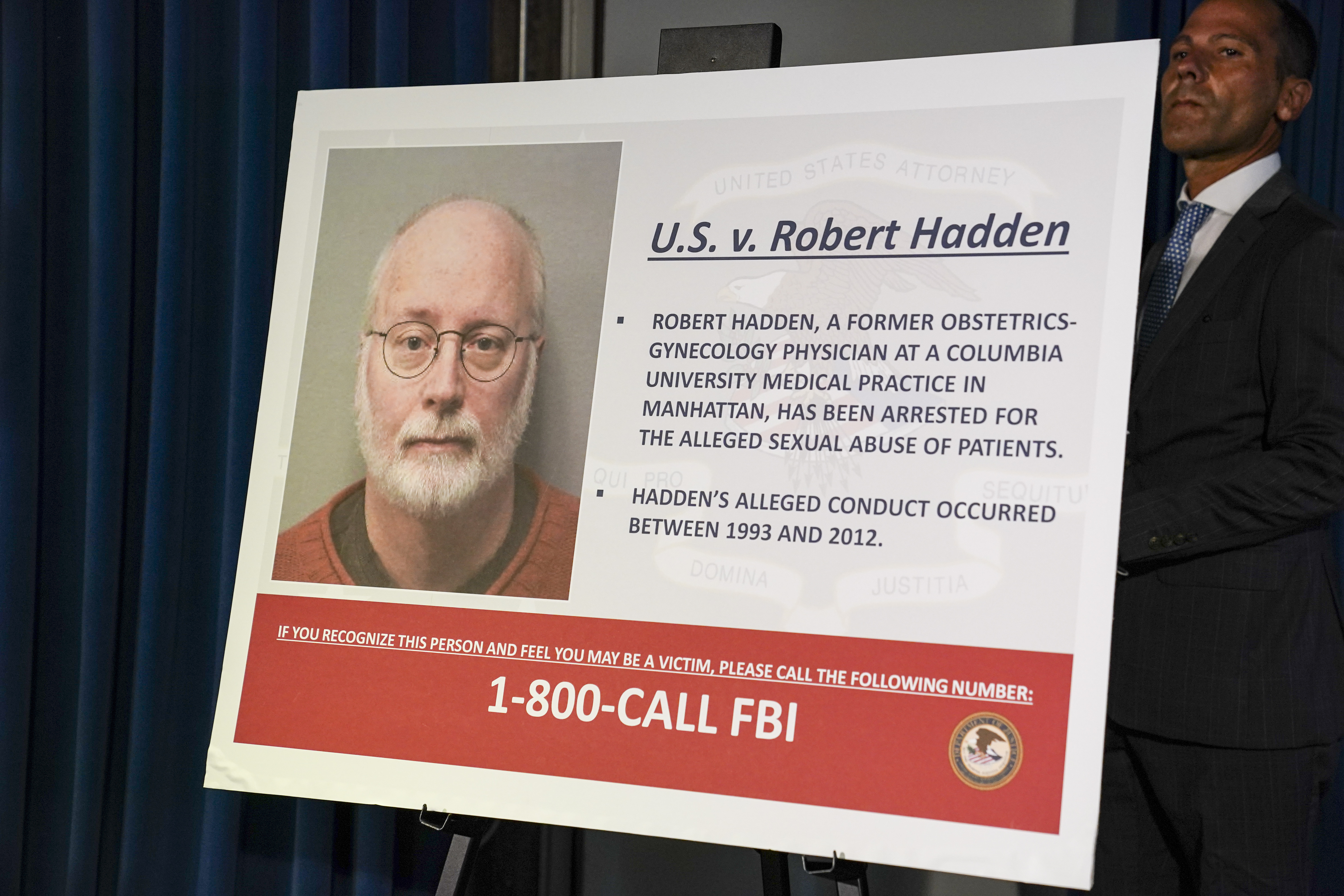 Un cartel con el retrato de Robert Hadden se muestra durante una conferencia de prensa federal sobre sus crímenes en Nueva York el 9 de septiembre de 2020.
