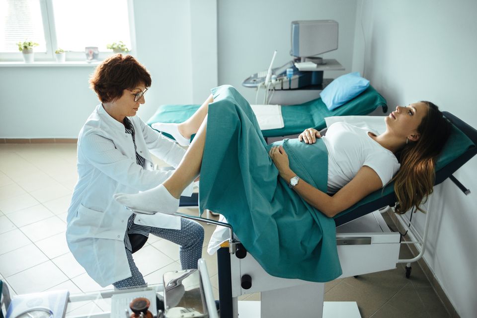Para muchas mujeres, un examen pélvico es una experiencia difícil. Fuente de la imagen: Getty