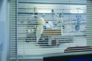 Personal médico que trata al paciente.