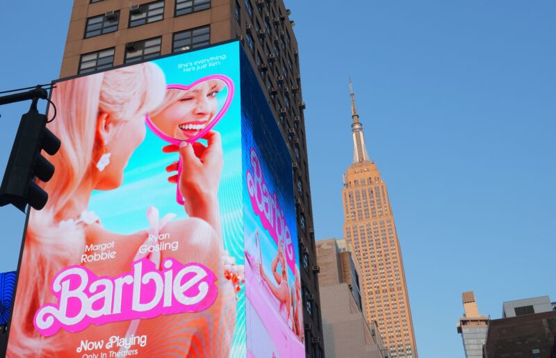 El 24 de julio de 2023 apareció en Nueva York una valla publicitaria digital que mostraba un póster de la película Barbie.