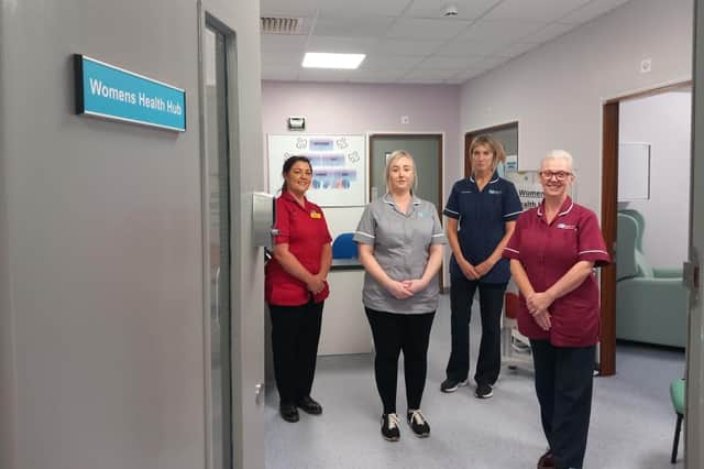 Aquí se muestran algunos miembros del equipo del nuevo Centro de salud para mujeres del Hospital Daisy Hill. Abby McConnell, jefa de enfermería de servicios ginecológicos, directora de sala, partera ecografista Margarita Caraher, administradoras Caroline Murphy y Nadia Marron.