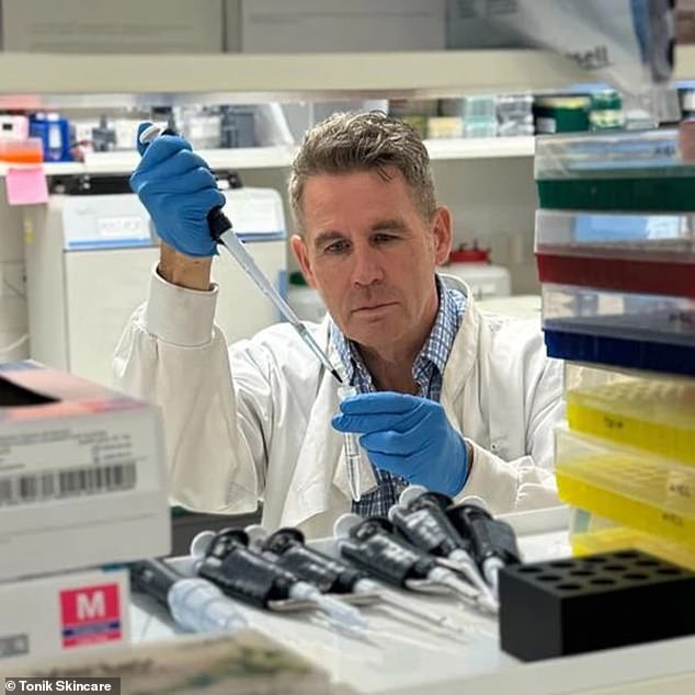 Desarrollado por el Dr. Peter Smith, experto en piel y alergias, Tonik Skincare se dedica a crear productos bioactivos verdaderamente