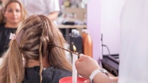 ¿Quieres quemar las puntas abiertas? Descubre si el corte con velas es seguro para tu cabello