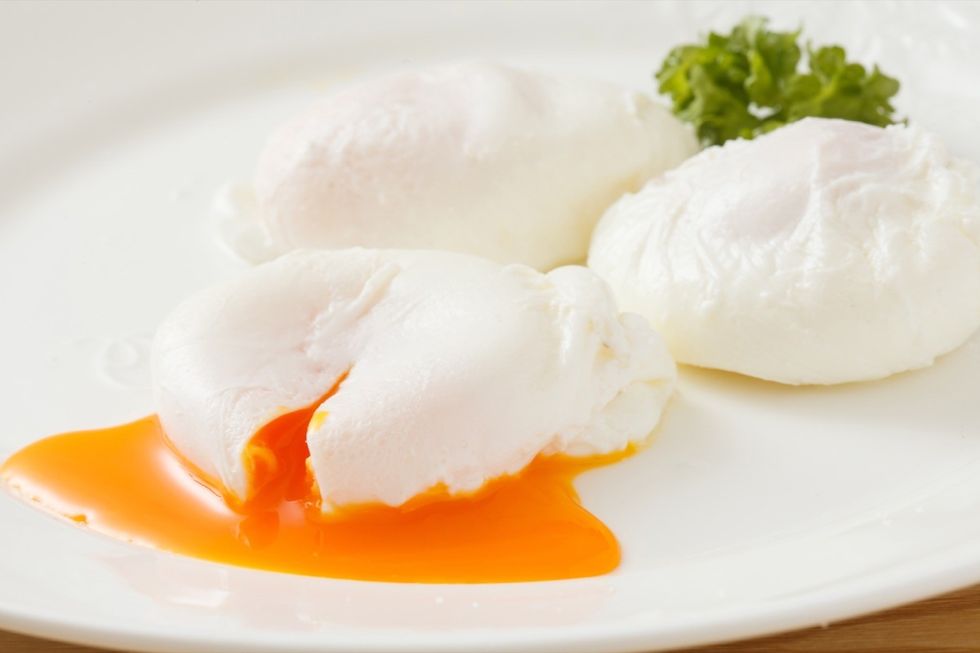Deliciosos huevos escalfados con yemas líquidas
