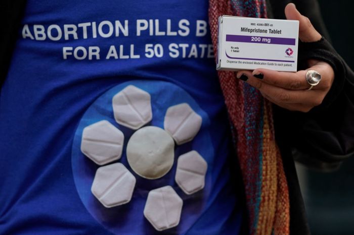 Los activistas por los derechos del aborto celebraron una caja de mefesceláneo en una manifestación en Washington, D.C., el 26 de marzo de 2024.