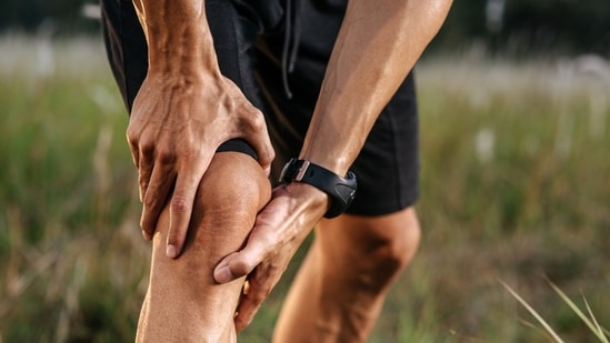 El calcio y la vitamina D pueden ayudar a fortalecer los huesos. (Freepik)
