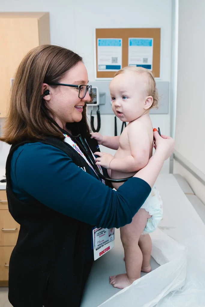 Niño de Connecticut Dra. Katherine Phillips y su pequeña paciente en Hartford