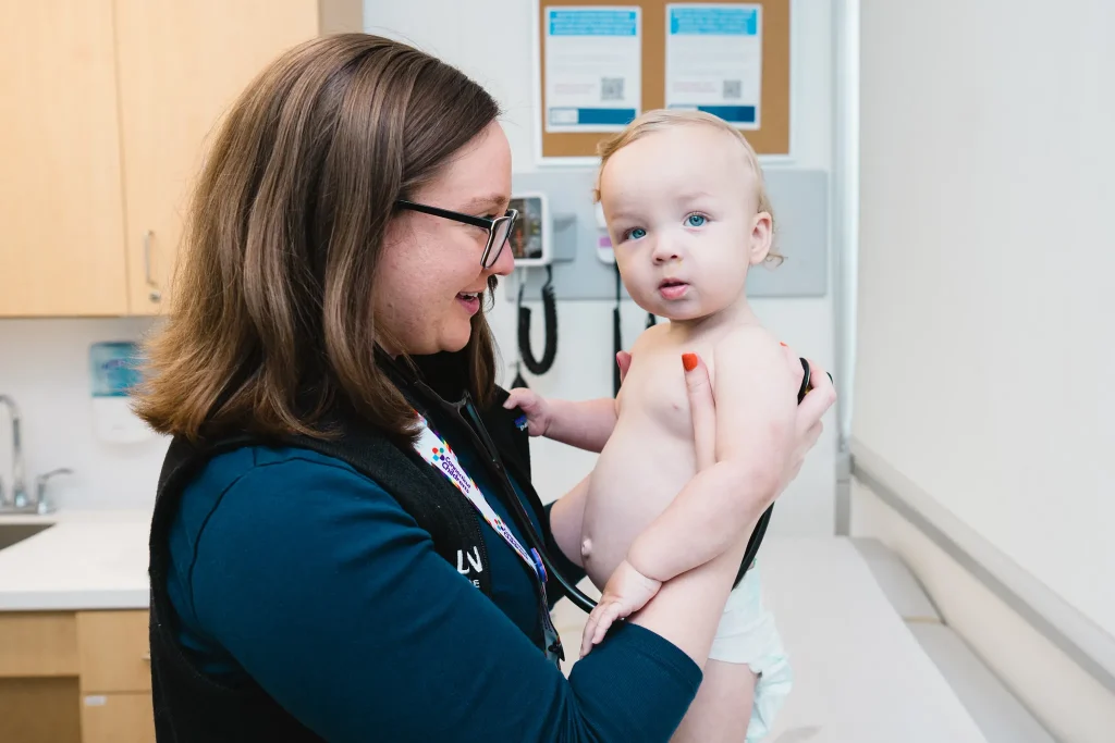 Future pediatra Dra. Katherine Phillips (foto tomada por Erin Blinn-Curran/Connecticut Children). 