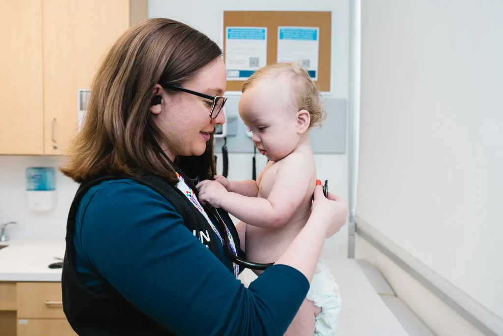 Future pediatra Dra. Katherine Phillips (foto tomada por Erin Blinn-Curran/Connecticut Children). 