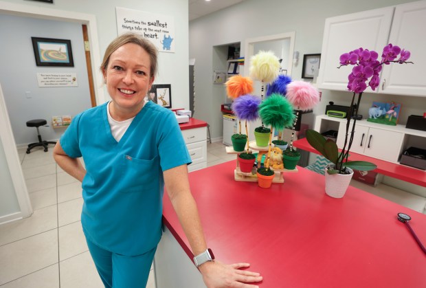 El Dr. Pam Trout se encontraba en una práctica pediátrica cerca del Hospital AdventHealth Winter Park el lunes 8 de septiembre de 2025. Al igual que muchos pediatras, Trout está preocupado por el plan del estado para eliminar las autorizaciones de vacunas escolares. (Joe Burbank/Orlando Sentinel)