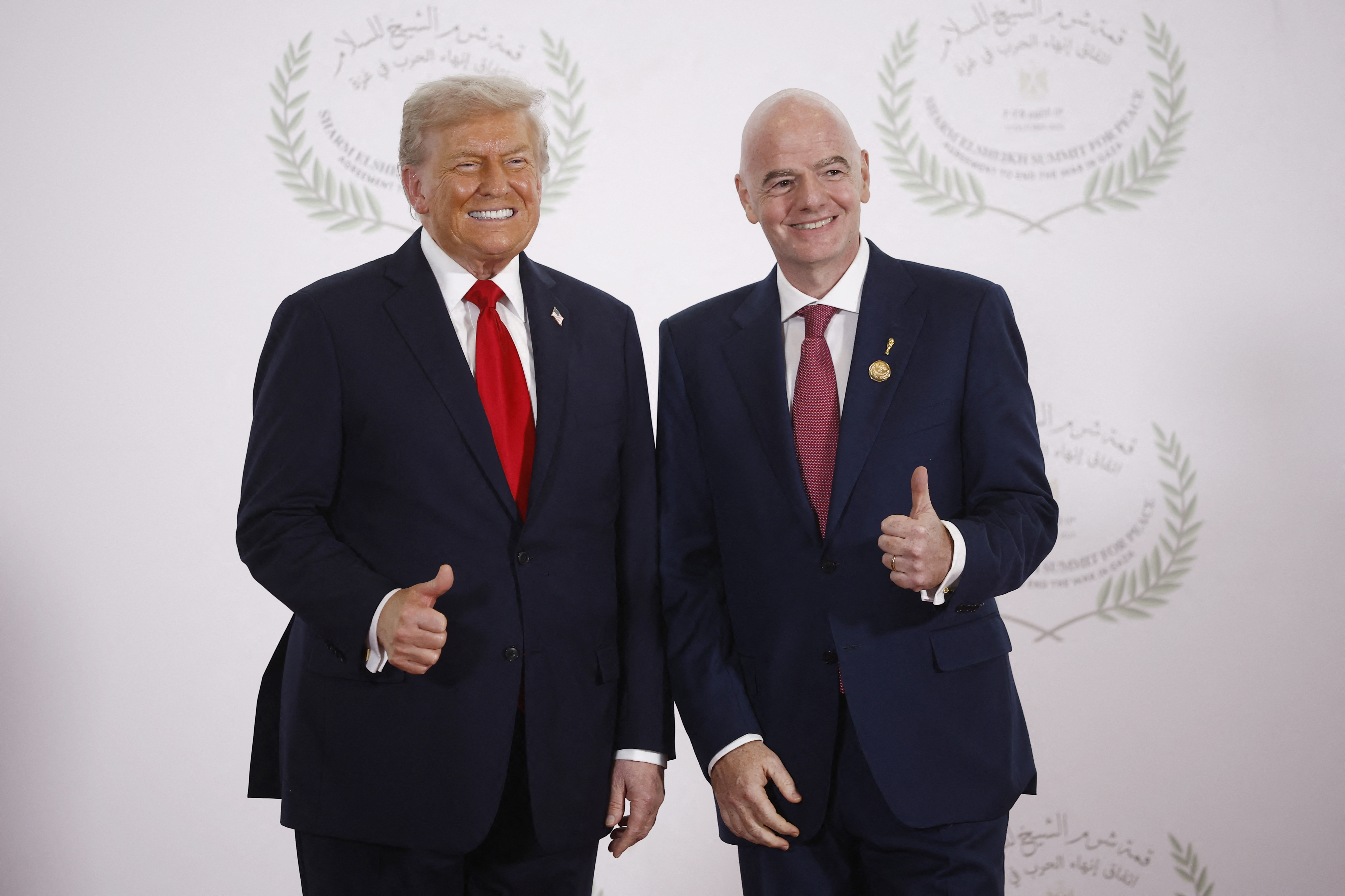 El presidente de la FIFA, Gianni Infantino, y el presidente estadounidense, Donald Trump, posan para una fotografía en la Cumbre de Gaza en Sharm el-Sheikh.