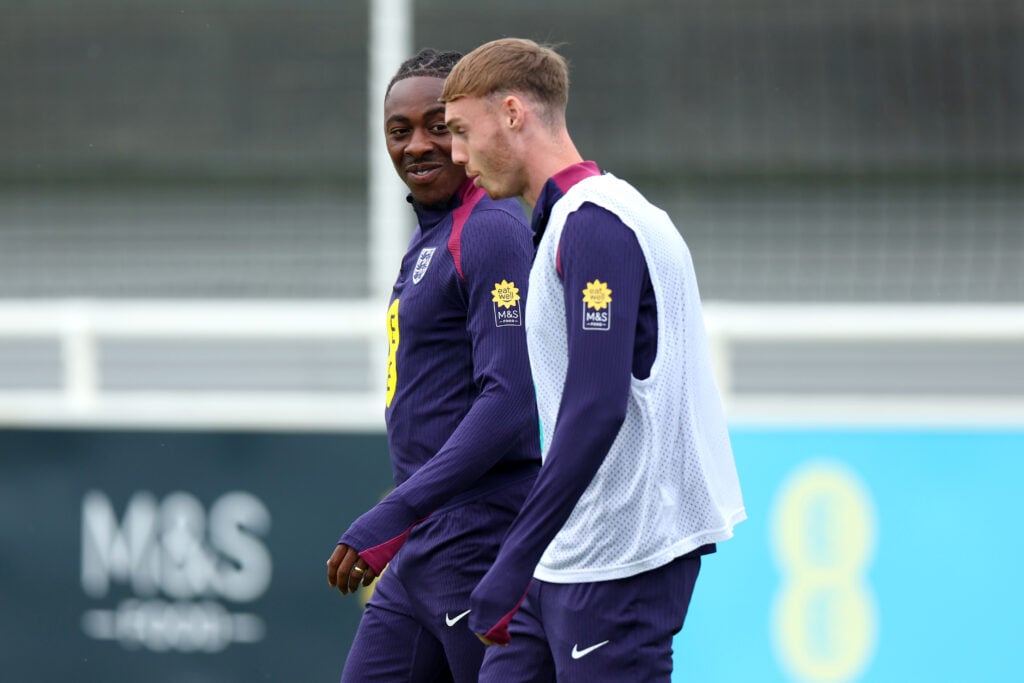 Cole Palmer y Eberechi Eze durante el entrenamiento de Inglaterra