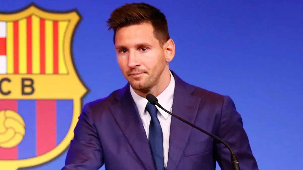 Lionel Messi del FC Barcelona se enfrenta a los medios durante una conferencia de prensa en el Camp Nou el 8 de agosto de 2021 en Barcelona, España.