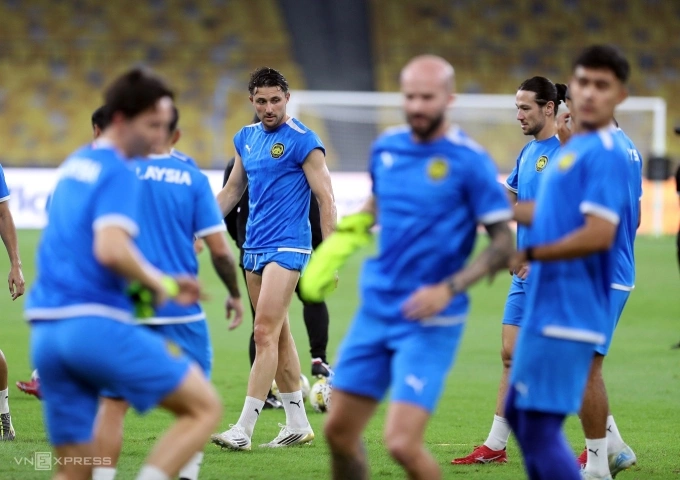 El central Facundo Garcés (centro), uno de los siete jugadores naturalizados aprobados por la FIFA, calienta en el estadio Bukit Jalil de Malasia antes del partido de clasificación para la Copa Asiática 2027 contra Vietnam el 9 de junio de 2025. Fotografía: VnExpress/HaiChart