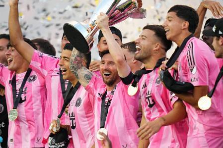 Lionel Messi (#10) levanta el trofeo después de que Inter Miami venciera a Vancouver Whitecaps en la final de la Copa MLS 2025 en Audi