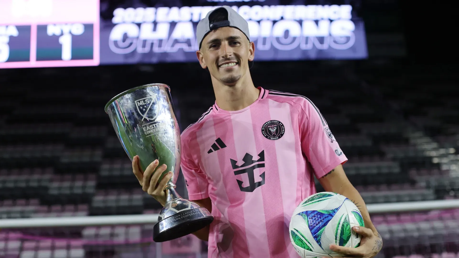 Tadeo Allende, número 21 del Inter Miami, celebra haber ganado el trofeo de la Conferencia Este de la Copa MLS 2025.