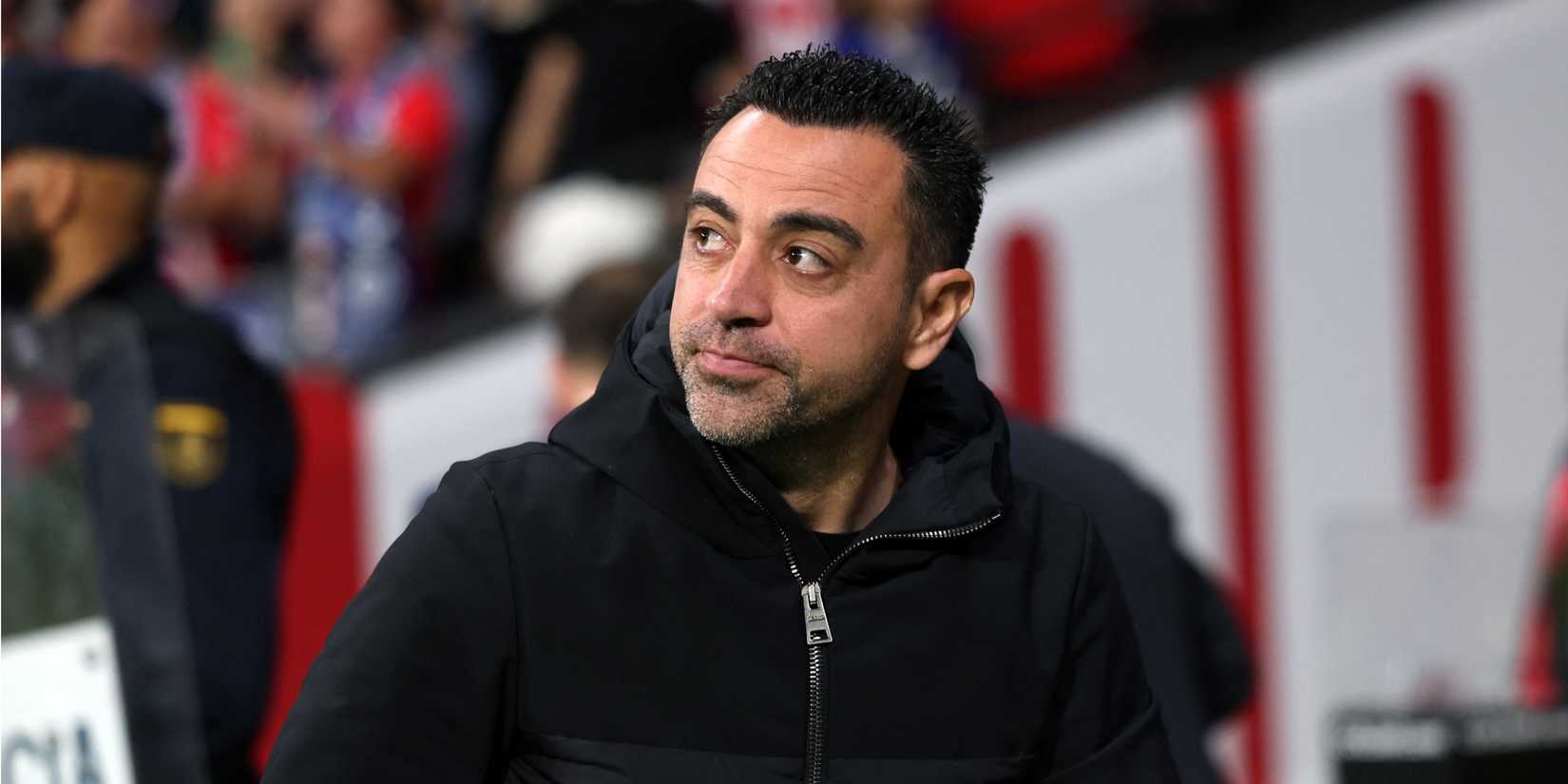 El entrenador del Barcelona, ​​Xavi, observa el partido desde la barrera