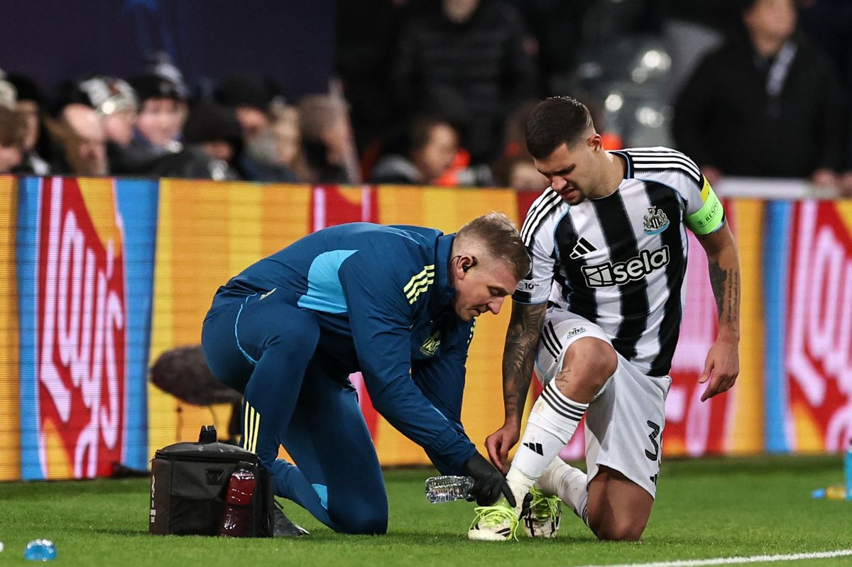 El jugador del Newcastle United Bruno Guimarães se somete a tratamiento