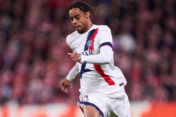 Bradley Barcola juega en el Paris Saint-Germain.