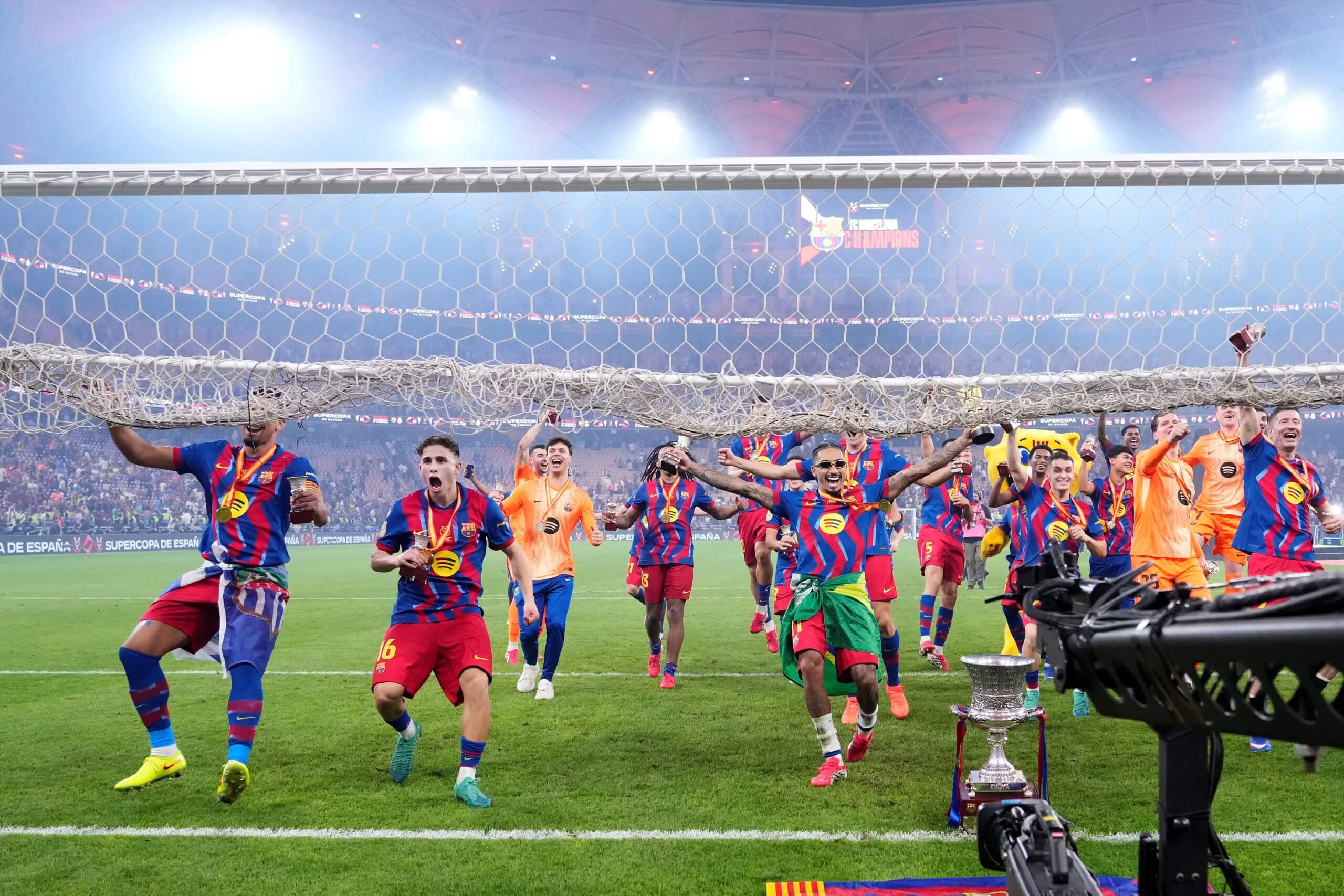 Los jugadores del Barcelona celebran la victoria del domingo