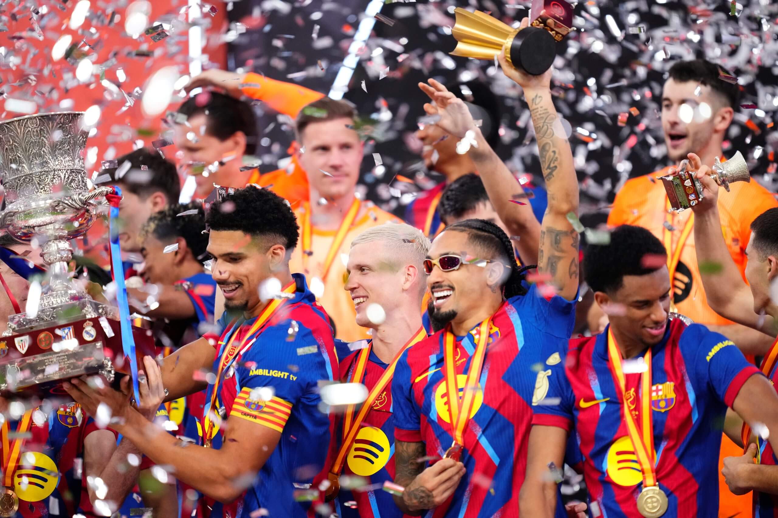 El Barcelona celebra ganar la Supercopa