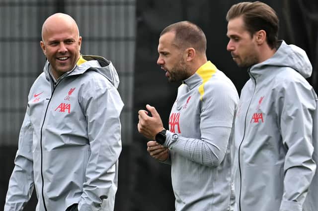 El entrenador holandés del Liverpool, Arne Slott (izquierda) y el entrenador asistente holandés del Liverpool, Johnny Heitinga (centro), llegan al centro de entrenamiento AXA en Liverpool, noroeste de Inglaterra, antes de presidir el entrenamiento en vísperas del partido de fútbol contra el Bolonia en el segundo día de la primera ronda de la Liga de Campeones de la UEFA el 1 de octubre de 2024. (Foto de Paul Ellis/AFP) (Foto de Paul Ellis/AFP vía Getty Images)