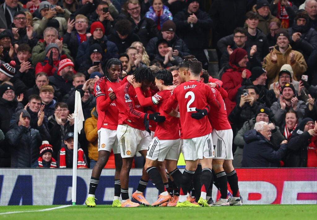 Patrick Dolgu celebra con sus compañeros durante el partido de la Premier League del Manchester United contra el Newcastle United.