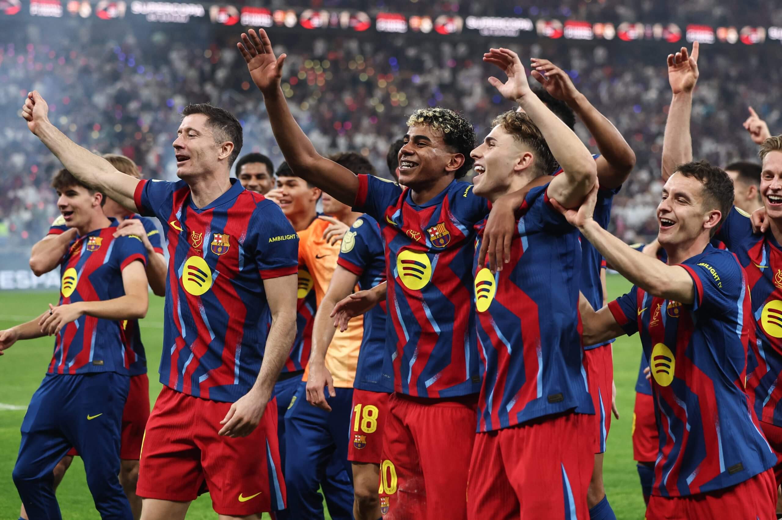 Los jugadores del Barcelona celebran la Supercopa de España