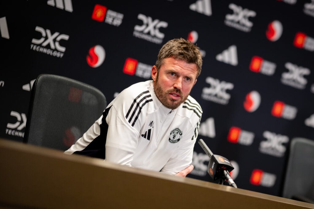 Michael Carrick celebra una conferencia de prensa en Carrington