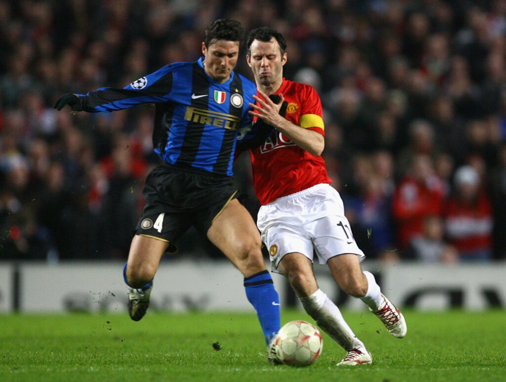 Ryan Giggs y Javier Zanetti luchan por el balón