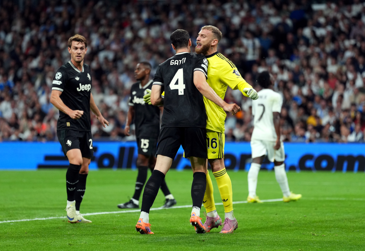 MADRID, ESPAÑA - 22 DE OCTUBRE: Michele Di Gregorio y Federico Gatti de la Juventus se abrazan durante el partido MD3 de la fase de liga de la Liga de Campeones de la UEFA 2025/26 entre el Real Madrid y la Juventus el 22 de octubre de 2025 en Madrid, España. (Foto de Ángel Martínez/Getty Images)