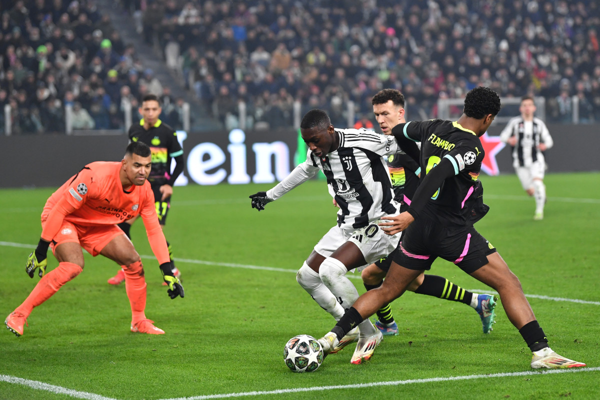 TURÍN, ITALIA - 11 DE FEBRERO: Randall Kolo Muani de la Juventus es desafiado por Ivan Perisic y Ryan Flamingo del PSV Eindhoven durante el partido de ida eliminatoria de la Liga de Campeones de la UEFA 2024/25 entre Juventus y PSV Eindhoven en el Allianz Arena el 11 de febrero de 2025 en Turín, Italia. (Foto de Valerio Penicino/Getty Images)