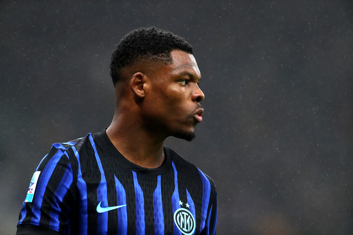 MILÁN, ITALIA - 4 DE OCTUBRE: Denzel Dumfries del Inter de Milán observa el partido de Serie A entre el Inter de Milán y Cremona USA en el estadio Giuseppe Meazza el 4 de octubre de 2025 en Milán, Italia. (Foto de Marco Luzani/Getty Images)