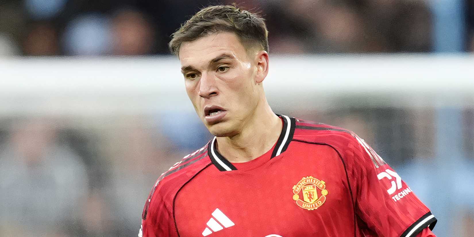 Manuel Ugarte juega en el Manchester United