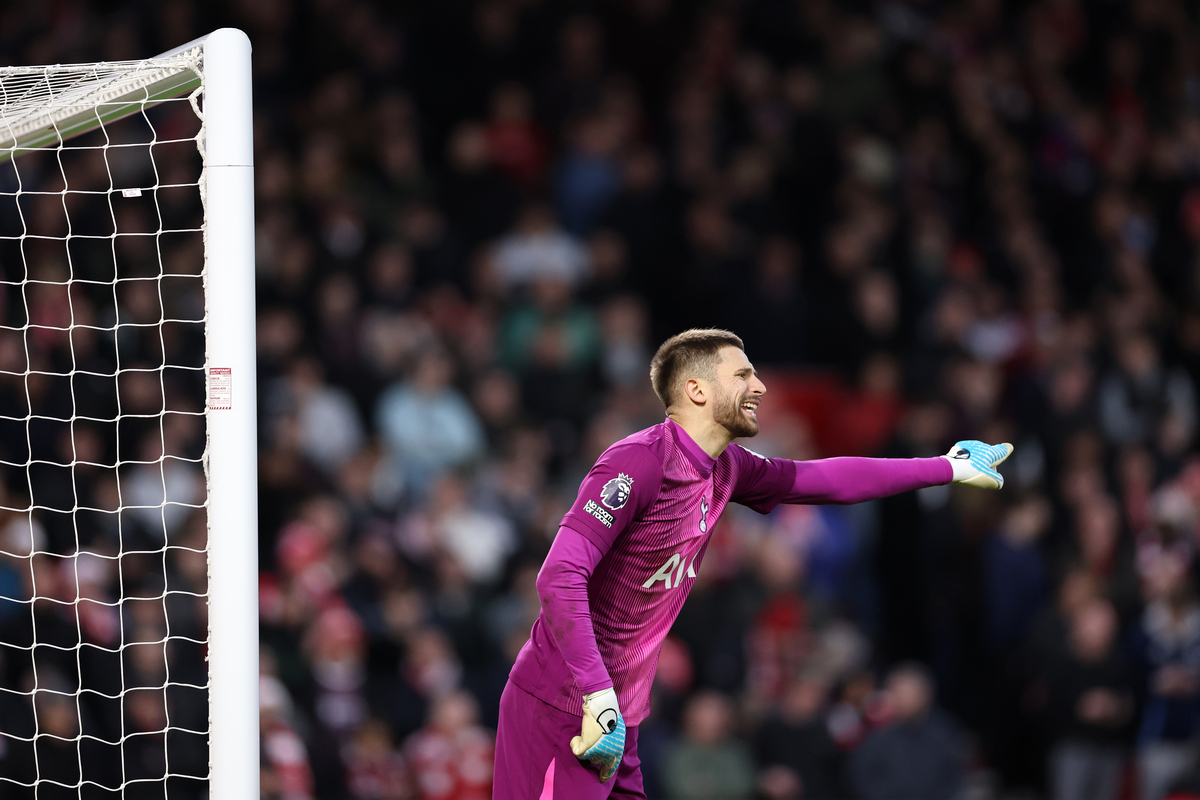 NOTTINGHAM, Reino Unido - 14 DE DICIEMBRE: Guglielmo Vicario del Tottenham Hotspur durante el partido de la Premier League entre Nottingham Forest y Tottenham Hotspur en el City Stadium el 14 de diciembre de 2025 en Nottingham, Inglaterra. (Foto de Naomi Baker/Getty Images)