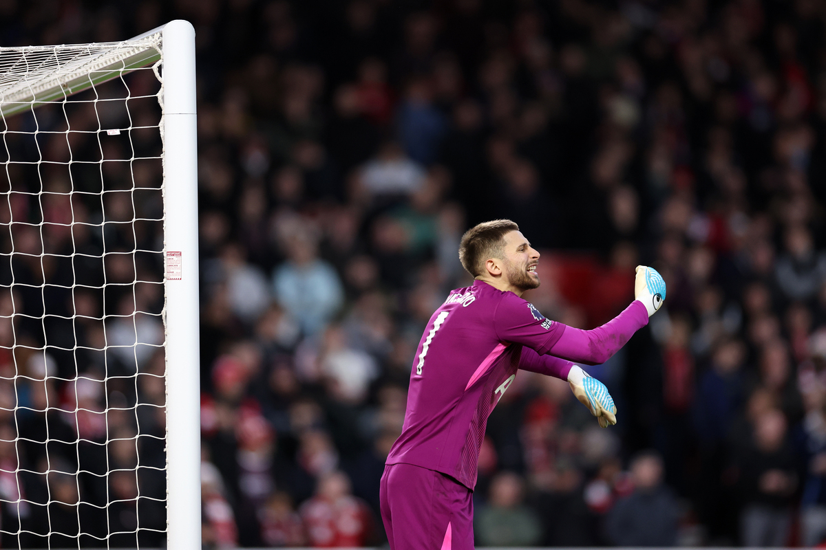 NOTTINGHAM, Reino Unido - 14 DE DICIEMBRE: Guglielmo Vicario del Tottenham Hotspur durante el partido de la Premier League entre Nottingham Forest y Tottenham Hotspur en el City Stadium el 14 de diciembre de 2025 en Nottingham, Inglaterra. (Foto de Naomi Baker/Getty Images)