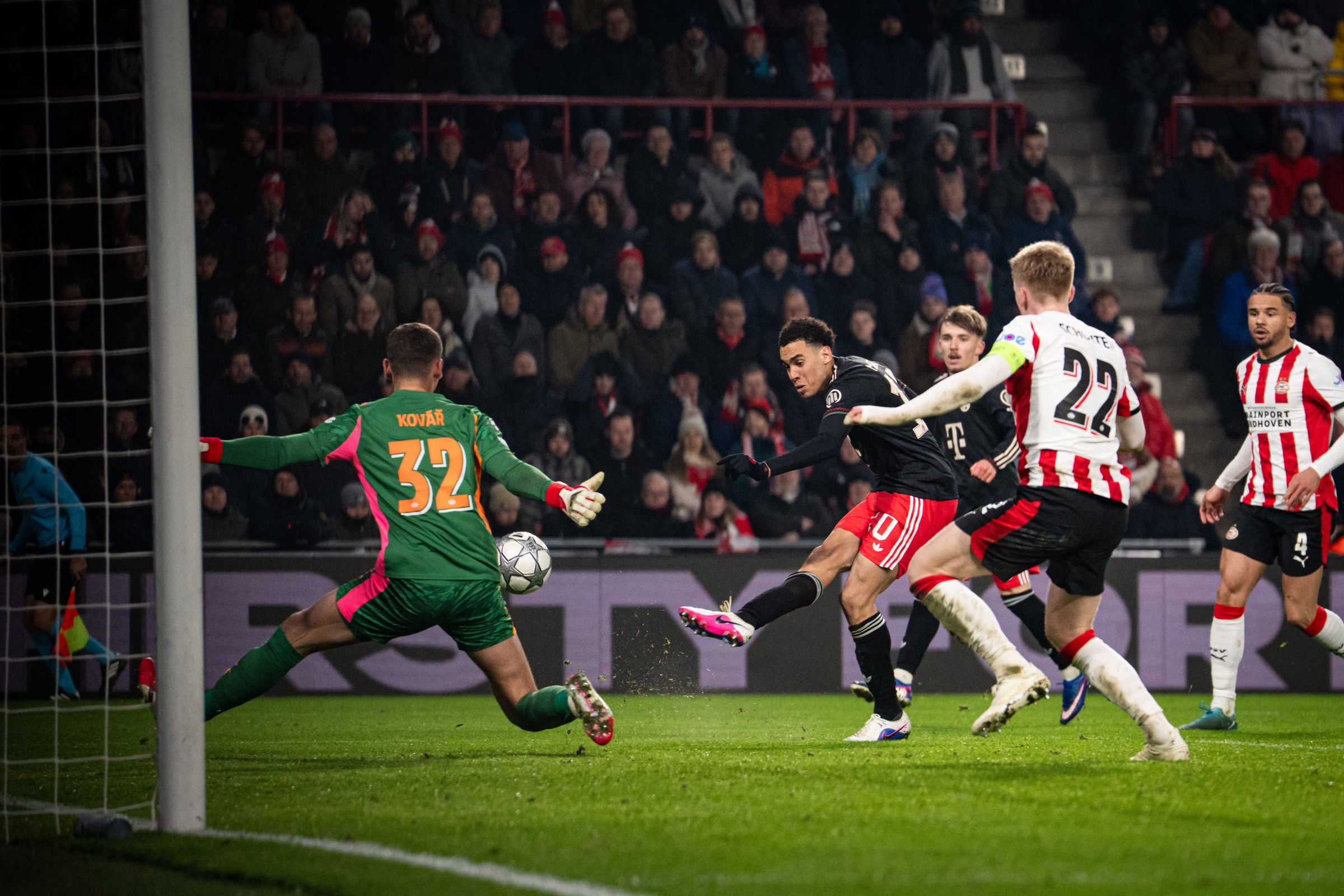 EINDHOVEN, PAÍSES BAJOS - 28 DE ENERO: Jamal Musiala del Bayern de Múnich anota el primer gol de su equipo durante el partido de fase MD8 de la Liga de Campeones de la UEFA 2025/26 entre el PSV Eindhoven y el Bayern de Múnich en el PSV Arena el 28 de enero de 2026 en Eindhoven, Países Bajos. (Foto: S. Mellar/Bayern Múnich, Getty Images)